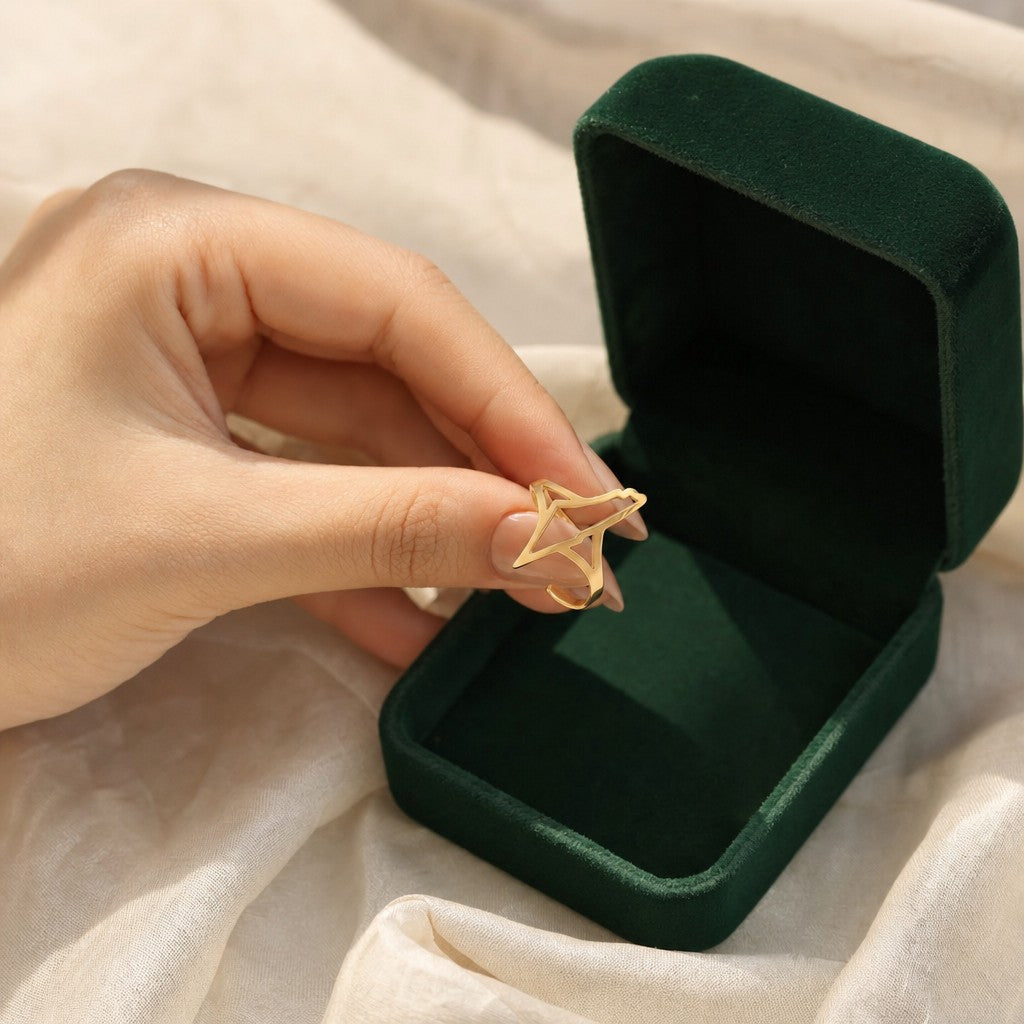 Palestine Minimal Ring presented in an emerald velvet gift box