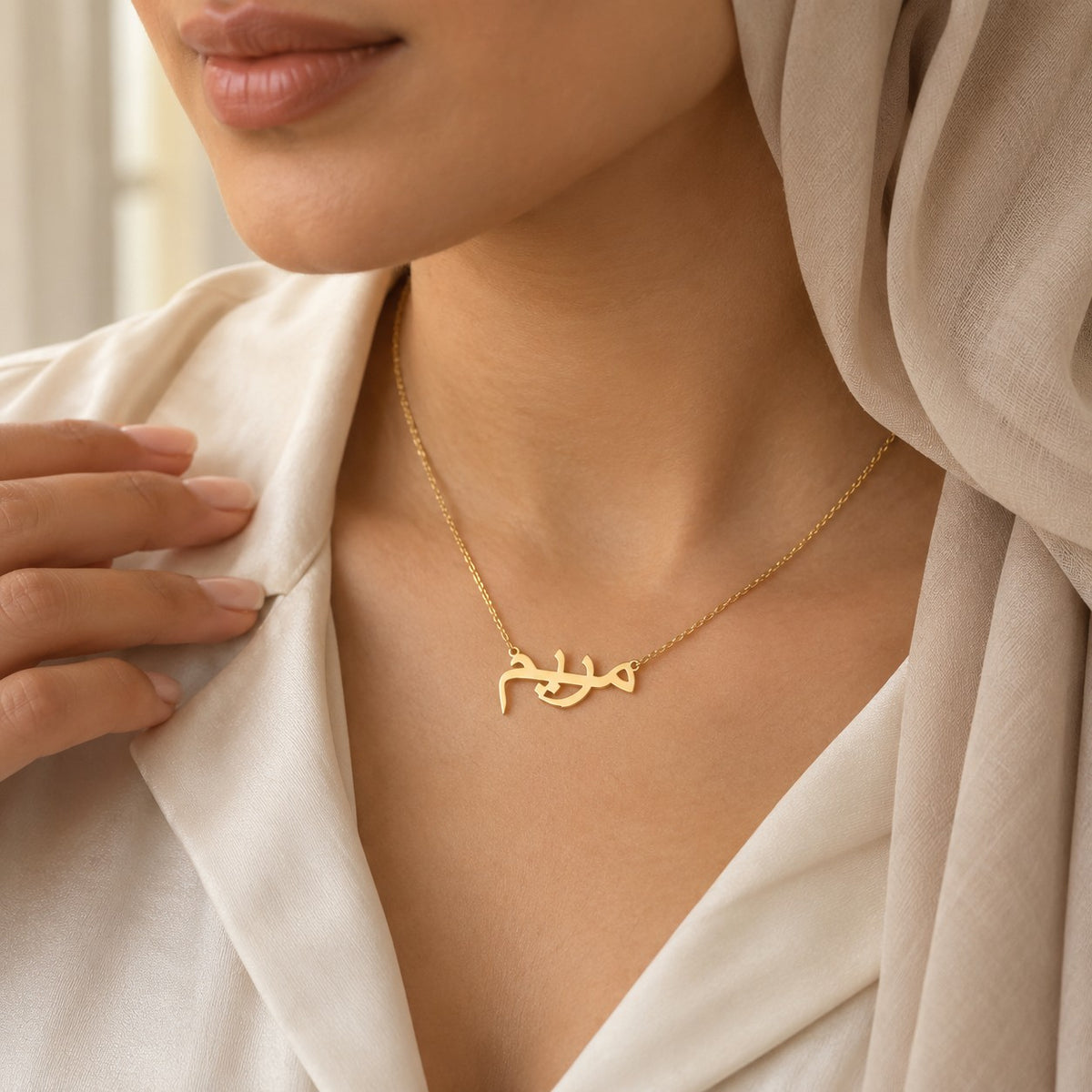 Woman wearing the Custom Name Necklace 18k
