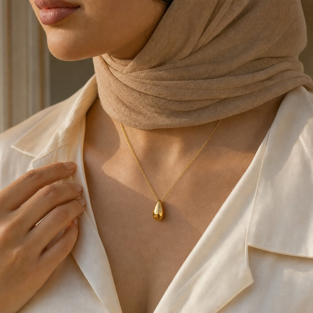 Woman wearing the Layla Necklace
